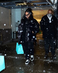 Rihanna_Out_SHopping_in_New_York_01-28-2022__4_.jpg