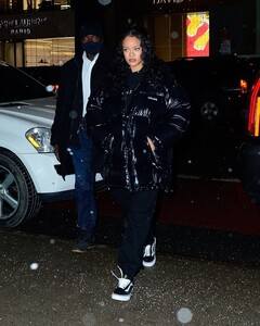 Rihanna_Out_SHopping_in_New_York_01-28-2022__5_.jpg