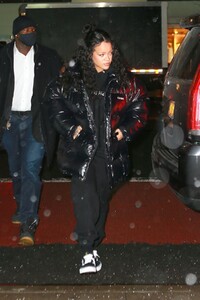 Rihanna_Out_SHopping_in_New_York_01-28-2022__6_.jpg