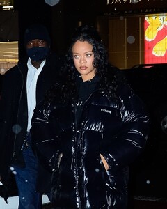 Rihanna_Out_SHopping_in_New_York_01-28-2022__7_.jpg