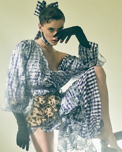 Rosamosario_VogueItalia_MarcelloArena_August2017-03.thumb.jpg.bff64d4f80ec1f821755882ca67976c1.jpg