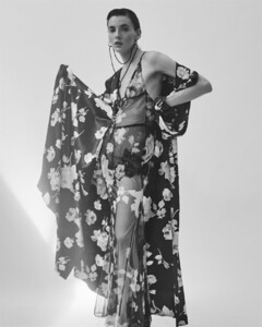 Rosamosario_VogueItalia_MarcelloArena_August2017-05.thumb.jpg.16930d7912c76591741fa1b2a7e7c275.jpg
