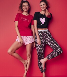 Taylor_Hill_for_Victoria___s_Secret_Valentines_Day_Campaign_2022__6_.jpg