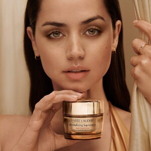 ana-de-armas-estee-lauder-campaign-2022-0.thumb.jpg.17046fc0a63b7832eac62381200616e5.jpg