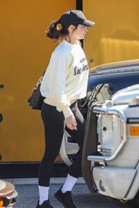 ana-de-armas-out-in-santa-monica-01-21-2022-7.thumb.jpg.7250d07d912adbcdd6602f14beac1c9b.jpg