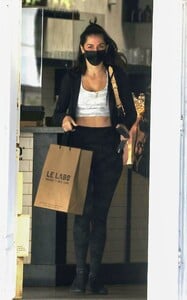 ana-de-armas-shops-for-perfume-at-le-labo-inc.-manufacturers-in-la-01-19-2022-5.thumb.jpg.855b59586554cf02143582fa00a7895f.jpg