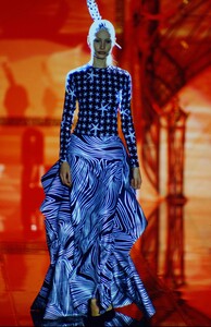 atelier-versace-ss-96-2.thumb.jpg.1e8c998f4e18110589e3d736a1c1393e.jpg