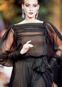 bb_CynthiaAnthonio_1987_07_YSL_HC_FW87_COLLEZ_04_030.thumb.jpg.e73d7d14bd0c845f862bf15e4e468096.jpg