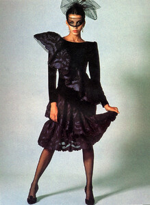 bb_Dalma_1980_09_VALENTINO_HC_FW80_VOGUE_IT_StanMalinowski_010.thumb.jpg.56f6377098a4b7a680f859bbaaf782d5.jpg