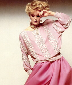 bb_DianneDewitt_1984_03_DIVINA_FEMMINA_VALENTINO_HC_HB_IT_JamesMoore_042_CLERICI_TESSUTO.thumb.jpg.d063924905f79d9f17f1d18cfec465f7.jpg