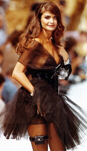 bb_HelenaChristensen_1991_10_CHANEL_HC_FW91_010.thumb.jpg.df38ea158d1eafa52c3e1d87c823fa2b.jpg