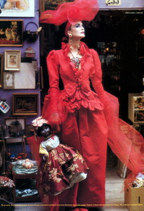 bb_ID4_1992_10_YSL_HC_FW92_030.thumb.jpg.49f6e20f799051f480370dac60caec15.jpg