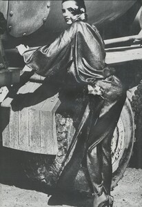 bb_ID_1978_08_LE_SOIR_EN_PLEIN_MIDI_FW78_VO_FR_HelmutNewton_043.thumb.jpg.02f39042dfaeac3d8f97c4e625f1e691.jpg