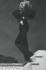 bb_ID_1978_08_STARS_DU_SOIR_CHEZ_VALENTINO_FW78_VO_FR_HelmutNewton_010.thumb.jpg.00aba2e1d54f1e771825a87b4c8eeb8b.jpg