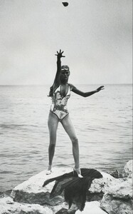 bb_ID_1978_08_STARS_DU_SOIR_CHEZ_VALENTINO_FW78_VO_FR_HelmutNewton_020.thumb.jpg.53f10ca7cfb75251d6ba1ce411793008.jpg
