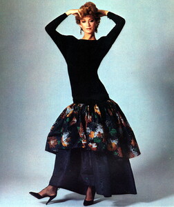 bb_ID_1980_09_VALENTINO_HC_FW80_VOGUE_IT_StanMalinowski_020.thumb.jpg.509b82d97585fce47cf3f3cc0e66487d.jpg