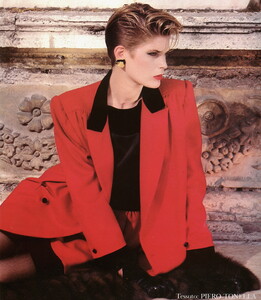 bb_ID_1982_08_VALENTINO_RTW_FW82_VOGUE_IT_phRicoPuhlmann_muTyen_010.thumb.jpg.76fefd3b1cff595704f5c292542d5a1e.jpg