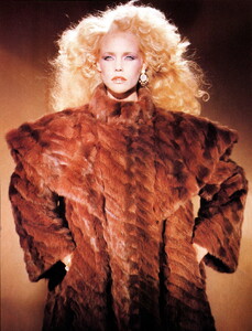 bb_ID_1982_09_CHIAVARRELLI_FURS_HC_FW82_VOGUE_IT_AlbertaTiburzi_010.thumb.jpg.bb529ae6b1aa08e94f968f861e9504c7.jpg