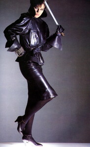 bb_ID_1983_08_COMPLICE_FW83_VOGUE_FR_010.thumb.jpg.4985929e4a7b976b42ecddfd572452e1.jpg