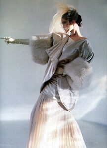 bb_ID_1983_08_MONTANA_FW83_VOGUE_FR_010.thumb.jpg.564be5e42c64e0bc6a39a8b9ed6b7f79.jpg