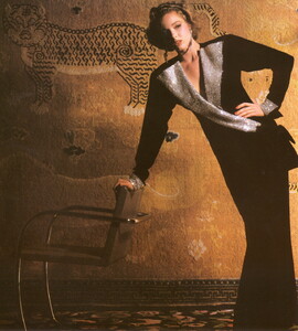 bb_ID_1983_10_NYC_CALVIN_KLEIN_FW83_VOGUE_FR_GuyBourdin_010.thumb.jpg.a25a8074b3594d5763e3767f531e4faf.jpg