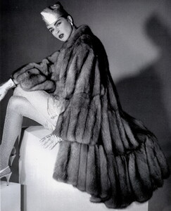 bb_ID_1986_09_CARLO_TIVIOLI_FURS_FW86_VOGUE_IT_SPECIALE_FrancoisLamy_020.thumb.jpg.86353382a16c86640aed4efeac9f896c.jpg