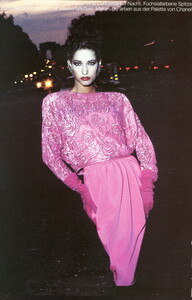 bb_ID_1986_10_HAUTE_COUTURE_Madame_MichaelDoster_050.thumb.jpg.088af7988afc5df0b79595736a769b68.jpg