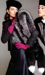 bb_JoanSeverance_1983_09_VALENTINO_HC_FW83_VOGUE_IT_RenatoGrignaschi_021.thumb.jpg.99ee5914b1e5e7edae304c7af5e73a78.jpg