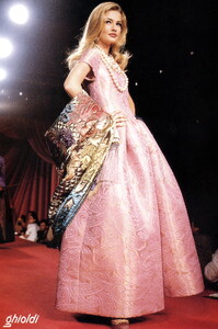 bb_KarenMulder_1991_10_NINA_RICCI_HC_FW91_010.thumb.jpg.d1459df16cd0e02b3f6dbd7aaa2467f1.jpg