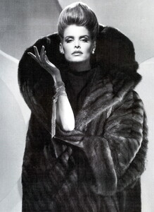 bb_KimAlexis_1987_09_CHIAVARRELLI_FURS_HC_FW87_VOGUE_IT_RUSSIAN_MINK_AlbertaTiburzi_011.thumb.jpg.d6d91be9e40c953151b0023f86d48233.jpg