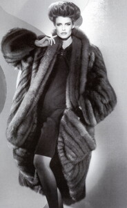 bb_KimAlexis_1987_09_CHIAVARRELLI_FURS_HC_FW87_VOGUE_IT_RUSSIAN_SABLE_AlbertaTiburzi_040.thumb.jpg.bf05e491c61c3565e6a53b459f5bdab2.jpg