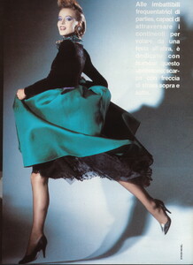 bb_LaraHarris_1983_09_VALENTINO_HC_ED_FW83_VOGUE_IT_StevenMeisel_030.thumb.jpg.9b0ceb35640a7ad11a313e25cde29048.jpg