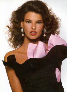 bb_LindaEvangelista_1987_09_VALENTINO_HC_FW87_VOGUE_IT_DavidBailey_160.thumb.jpg.df10fb4d8b5d4a975f595589f58ce972.jpg