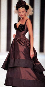 bb_NadjaAuermann_1994_03_VALENTINO_FW94_HOLA_010.thumb.jpg.071468b943c8a836b8c51fdce4c232e7.jpg