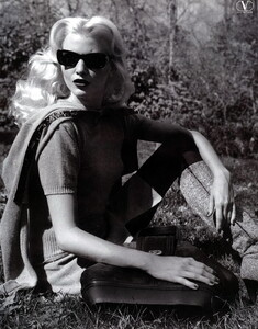 bb_NadjaAuermann_1994_09_ValentinoAd_FW94_StevenMeisel_050.thumb.jpg.4bfc6fe941f9e4d474272b701774201a.jpg