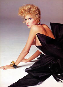 bb_RoseAnnVela_1983_03_VOGUE_IT_Valentino_HC_SS83_RenaroGrignaschi_030.thumb.jpg.0485e369ccde5197fb59ec4a998049dc.jpg