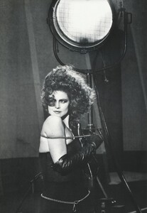 bb_SigourneyWeaver_1983_03_NERO_FATALE_VO_IT_HelmutNewton_050.thumb.jpg.b49cb312c07497ffd1bc74a2a18af54e.jpg