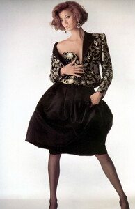 bb_TaraShannon_1983_09_VALENTINO_HC_FW83_VOGUE_IT_BarryMcKinley_080.thumb.jpg.dfa40b3a8dc02c098053200e35cb6b62.jpg