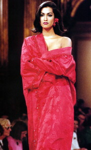 bb_YasmeenGhauri_1991_10_YSL_HC_FW91_020.thumb.jpg.f55e7d5e5067776050b603fae809131d.jpg
