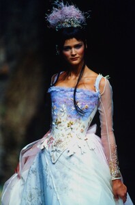 christian-lacroix-hc-ss-98-3.thumb.jpg.8463505f65ca6a1dc622adbc9d71521d.jpg