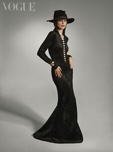 eiza-gonzalez-for-vogue-magazine-mexico-february-2022-13.jpeg