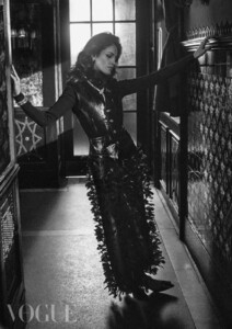 eiza-gonzalez-for-vogue-magazine-mexico-february-2022-5.jpeg