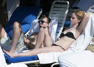 emma-watson_black-bikini-04.jpg