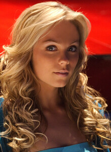 kara-laura-vandervoort-8553396-440-600.jpg