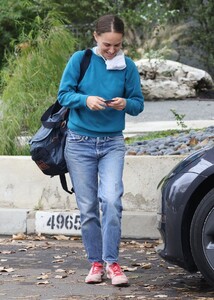 natalie-portman-out-in-los-angeles-01-17-2022-5.jpg