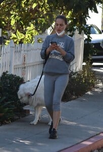 natalie-portman-out-jogging-with-her-dog-in-los-feliz-01-24-2022-3.jpg