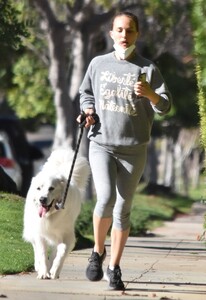 natalie-portman-out-jogging-with-her-dog-in-los-feliz-01-24-2022-6.jpg