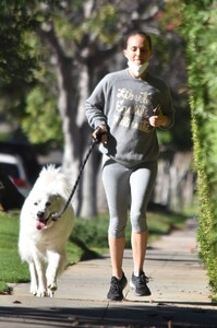 natalie-portman-out-jogging-with-her-dog-in-los-feliz-01-24-2022-7.jpg
