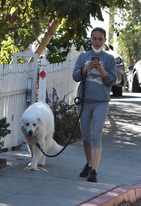 natalie-portman-out-jogging-with-her-dog-in-los-feliz-01-24-2022-8.jpg