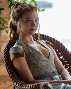 nataliedormer_xo_242948104_281935996938833_8955735066373401374_n.jpg